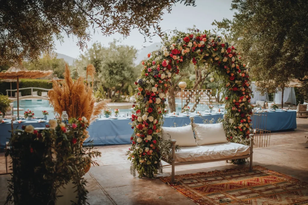 Arche florale et banquette devant le bassin, reception de mariage