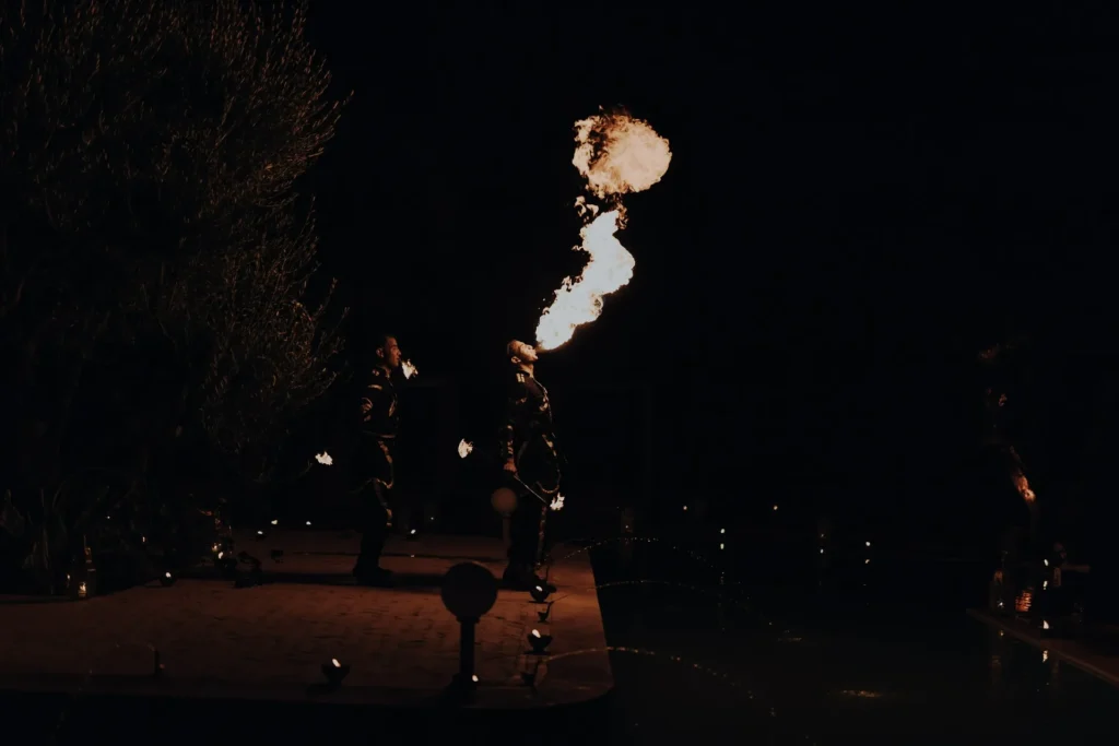 Cracheurs de feu lors d'une soiree de mariage au bord du bassin
