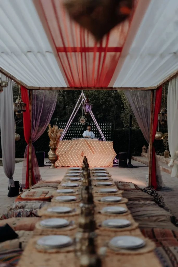 DJ sous tente caidale et table basse dressee a la marocaine